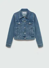 Chaqueta de jean clásica con corte entallado, cuello camisero, cierre frontal de botones metálicos y bolsillos con solapa en el pecho.