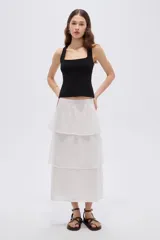 Falda midi blanca de viscosa con diseño de múltiples volados en capas.
