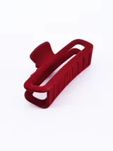 Pinza para el pelo de diseño rectangular con acabado aterciopelado en color bordó.