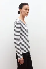 Remera de manga larga con estampado de rayas horizontales blancas y negras, y escote redondo.