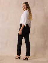 Pantalón celeste en gabardina elastizada marca Zac & Rachel. Pretina ancha con faja interna modeladora. Largo de pierna con costura frontal pespunteada. Trasera con bolsillos ojal simulados.