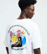 Remera de algodón color blanco con cuello redondo y manga corta. Presenta un estampado gráfico en la espalda con los personajes de la serie Hora de Aventura y el logo de la serie.