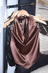 Top negro con cuello cascada y breteles para atar al cuello.