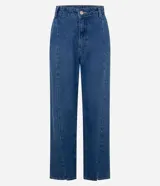 Pantalón de jean azul con corte recto y tiro alto. Presenta recortes verticales en el frente que estilizan la silueta, cintura con trabillas, cierre de botón y cremallera.