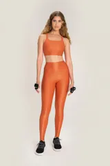 Calza deportiva naranja de tiro alto.