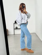 Pantubotas bajas de gamuza color marrón claro y negro, con interior de piel sintética.