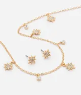 Conjunto de collar y aros de metal dorado con dijes de estrellas con apliques de strass y piedras circulares brillantes.