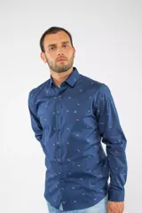 Camisa de manga larga Brooksfield con corte slim, color azul marino y estampado de pequeñas hojas y puntos. Presenta cierre frontal con botones y logo bordado en el pecho.