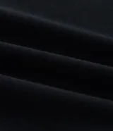 Campera deportiva de corte regular confeccionada en modal, con cierre frontal por cremallera, capucha con cordón ajustable, mangas largas con puños elásticos y bolsillos laterales.