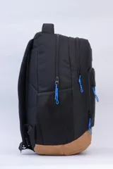Mochila Discovery de color negro con base reforzada en color beige. Posee un compartimento principal con cierre, un bolsillo frontal con cierre y bolsillos laterales de malla. Cuenta con el nombre de la marca estampado en el frente en color azul y tiradores de cordón a tono.