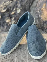 Alpargatas color beige con capellada perforada y suela de yute.