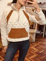 Sweater gris con diseño acolchado, cuello alto con cierre parcial y detalles en cuero amarillo bordado a mano en laterales y bolsillo frontal.