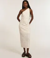 Vestido midi color crema con estampado floral, escote asimétrico de un hombro y corte ajustado.