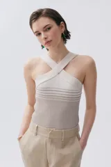 Top de tiras cruzadas color rojo. Su cuerpo tejido se amolda a la silueta y las tiras cruzadas permiten tener los hombros al descubierto, sujetando bien el busto.