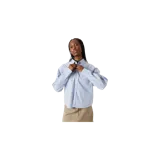 Camisa boxy de manga larga con diseño a rayas verticales en tonos celeste y blanco, cuello camisero, cierre frontal de botones y un bolsillo ojal en el pecho con logo bordado.