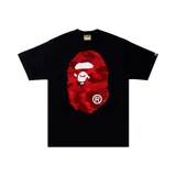 Camiseta negra de manga corta con estampado frontal del logo Ape Head en camuflaje rojo. Presenta un corte regular y etiqueta de la marca en la manga.