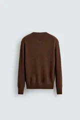 Jersey de punto de cashmere con corte regular, cuello redondo y manga larga. Presenta acabados en rib en cuello, puños y ruedo.