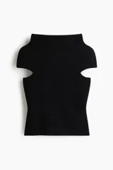 Top en punto suave, de color negro, corte ceñido al cuerpo, cuello alto y mangas cortas con aberturas en los hombros.