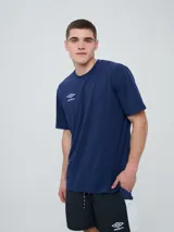 Remera deportiva Umbro modelo Melt de color azul marino, con cuello redondo, mangas cortas y logo bordado en el pecho.