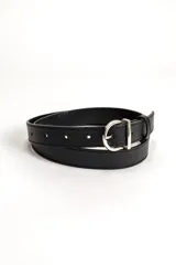 Cinto de cuero sintético negro con hebilla metálica circular plateada y costuras decorativas en los bordes.