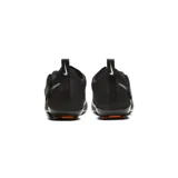 Championes Nike SuperRep Cycle para spinning, color negro con detalles en rojo y plateado. Cuentan con correas ajustables con velcro y suela compatible con tapones para pedales de spinning.