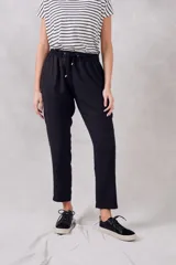 Pantalón negro de viscosa con cintura elastizada y cordón ajustable.