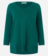 Blusa básica de viscosa verde militar con escote en V, mangas 3/4 y puños anchos en rib. Cuenta con costuras decorativas y dobladillo inferior ancho.