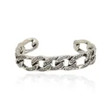 Brazalete rígido abierto tipo esclava con diseño de cadena gruesa, acabado en plata envejecida y engastado con cristales brillantes en cada eslabón.