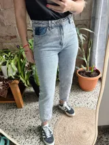 Jeans Only de tiro alto, lavado claro con efecto acid wash, corte recto y largo al tobillo.