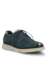 Zapato de estilo casual tipo derby, confeccionado en cuero azul marino con acabado gamuzado. Presenta detalles de costuras decorativas y perforaciones tipo brogue en los laterales, con un detalle en cuero color suela en el talón. Cuenta con cordones al tono y una suela de EVA flexible en color gris claro con tecnología de amortiguación.