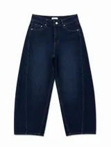 Jean de corte wide leg en color azul oscuro, con diseño de monograma grabado en toda la prenda y costuras a contratono.