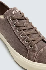 Zapatilla de cordones confeccionada en tejido de algodón con horma redonda y suela de goma a contraste.