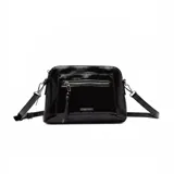 Cartera bandolera de diseño compacto en acabado charol negro, con cierre principal superior y bolsillo frontal con cierre. Incluye correa ajustable y detalles metálicos plateados.