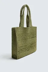 Bolso tipo shopper de diseño trenzado en color tostado, con estructura rectangular, dos asas de mano y compartimento principal abierto.
