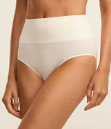 Bombacha de tiro alto confeccionada en poliamida seamless con textura acanalada y cintura elástica. Diseño de corte clásico con logo sutilmente bordado en la parte frontal.