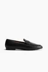 Mocasines de cuero negro con detalle de antifaz.
