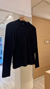 Remera gris de morley de algodón, manga larga con detalle fruncido en el hombro.