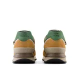 Championes New Balance 574 unisex color marrón con detalles en verde y blanco.