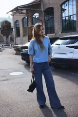 Buzo de punto azul celeste, corte holgado y corto, con cuello redondo y mangas cortas. Presenta un acabado suave y cepillado.