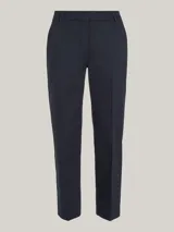 Pantalón chino azul marino de corte recto slim, con raya marcada en la pierna y cierre oculto.