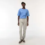 Pantalón de jogging gris con cintura elástica ajustable con cordón.