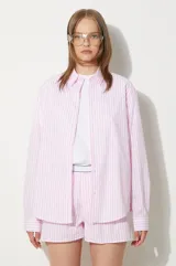 Camisa oversize de popelina de algodón a rayas verticales blancas y rosas, con cuello clásico, bolsillo en el pecho bordado y puños abotonados.