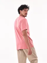 Remera color salmón con estampado rectangular con la palabra 'FEARLESS' en letras negras.