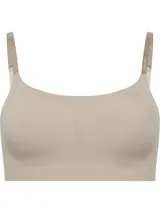 Bralette de la línea Invisible Comfort de Calvin Klein, confeccionado en tejido suave sin costuras con efecto segunda piel. Presenta escote redondo, copas con relleno extraíble y tirantes ajustables con el logo de la marca estampado.