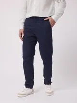 Pantalón chino color beige, de corte recto y tiro medio. Confeccionado en algodón y elastano.