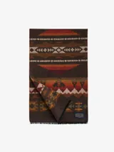 Bufanda rectangular de lana color marrón con diseño geométrico multicolor.