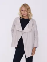 Piloto corto color beige con cuello alforzado y mangas 3/4.