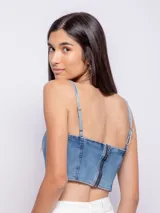 Top de jean celeste sin mangas, con breteles finos y corte ajustado.