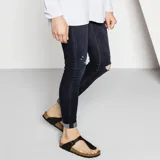 Sandalias Birkenstock Gizeh negras con tira entre los dedos y hebilla ajustable.