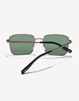 Gafas de sol unisex Hawkers modelo Iris, con montura rectangular metálica color marrón y lentes polarizadas color verde.